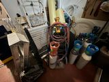 une photo d'une pièce où se trouvent plusieurs objets par terre