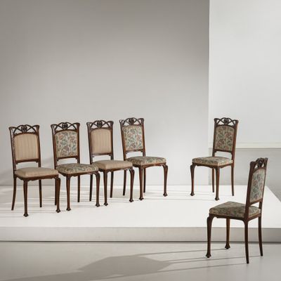 six chaises posées sur une estrade blanche dans une pièce