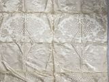 une image représentant un morceau de tissu posé sur une table