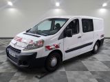 la photo d'une camionnette blanche garée dans un garage