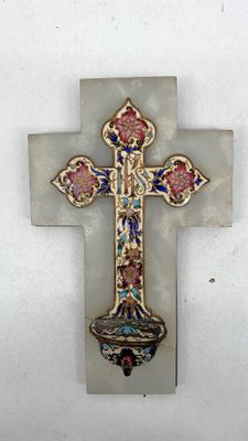 une croix accrochée au mur