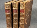 deux vieux livres posés l'un sur l'autre sur une table