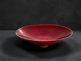 un bol rouge posé sur une table noire
