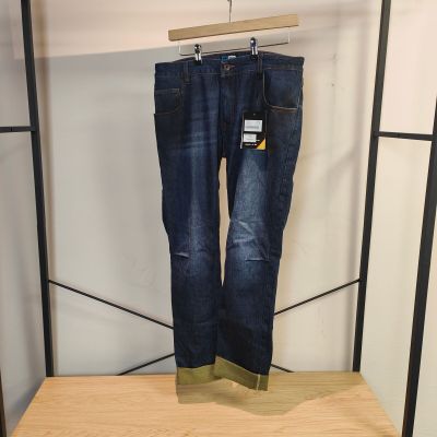 un jean accroché à un portant dans un magasin de vêtements