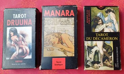 trois livres posés sur une table recouverte d'une nappe rouge, sur fond rose