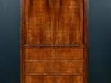 une commode ancienne en noyer posée sur un parquet