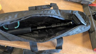 un sac contenant un appareil photo et un trépied