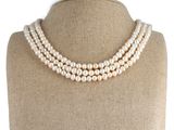gros plan d'un collier sur un mannequin mannequin