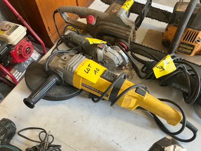 de nombreux outils posés sur une table