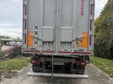 un camion garé sur le côté de la route