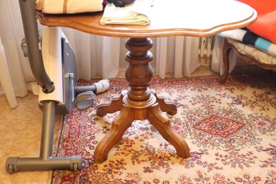 Guéridon violonné en bois naturel, piètement bulbe terminé p…