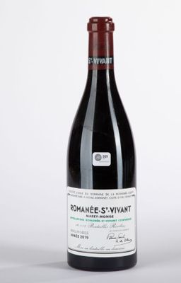 la bouteille de vin est posée sur la table à côté du verre