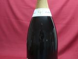 un gros plan d'une bouteille de champagne sur fond rouge