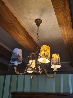 un lustre suspendu au plafond d'une pièce
