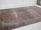 un grand tapis posé au sol près d'un mur
