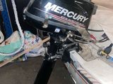un moteur qui se trouve sur un bateau dans un garage