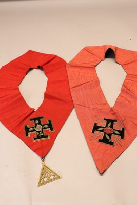deux bandanas rouges et orange ornés d'un triangle doré