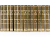 un lot de douze livres sur fond blanc