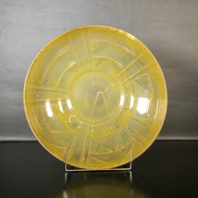DAUM + NANCY FRANCE. Coupe ronde en verre jaune gravé de mot…