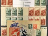 une photo montrant une collection de timbres et d'enveloppes exposée