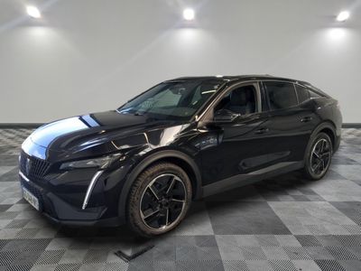 un 4x4 noir garé sur un sol en damier dans un garage