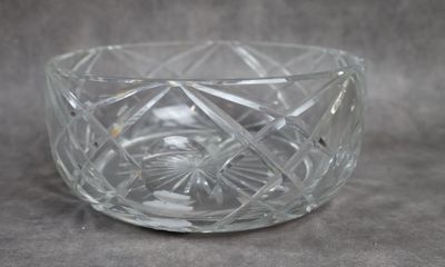 un bol en verre posé sur une table