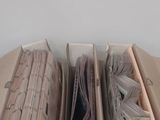 un grand nombre de boîtes empilées les unes sur les autres