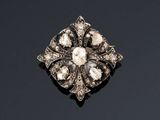 une broche en diamants et perles