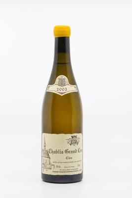 la bouteille de vin est posée sur une surface blanche