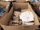de nombreux cartons de vêtements empilés par terre