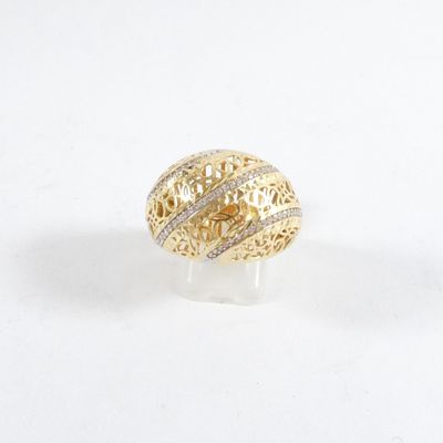 une image d'une bague en or et en diamant sur une surface blanche