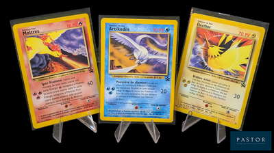 Trois cartes Pokémon différentes sont représentées sur un fond noir.