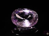 gros plan d'un diamant violet sur une surface noire