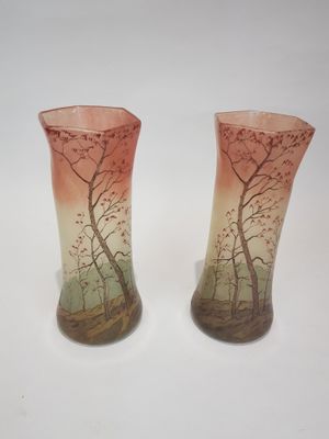 deux vases posés sur une table