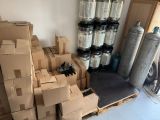 une pile de cartons posée sur une palette dans une pièce
