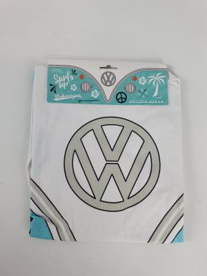 Le logo Volkswagen figure sur le devant d'un t-shirt blanc