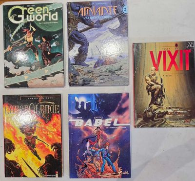 six livres qui se trouvent sur la table