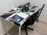 un bureau sur lequel sont posés un ordinateur portable et une tablette