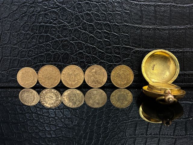 Quatre pièces de monnaies en or à valeur faciale de 20 frs et une