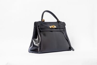 un sac à main en cuir noir sur fond blanc