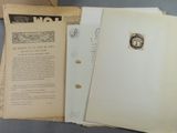 Plusieurs feuilles de papier et un timbre sont posés sur une table