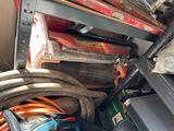 un tas d'objets divers à l'arrière d'un camion