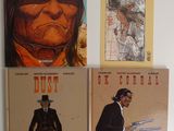 trois livres posés contre le mur d'une pièce, sur lesquels figurent des images