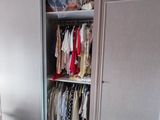 une photo d'une armoire remplie de vêtements dans une chambre à coucher