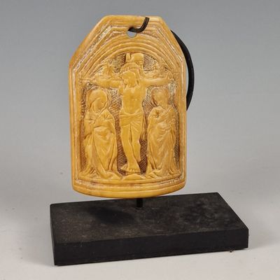 une image représentant un objet sculpté posé sur un socle noir, sur fond gris
