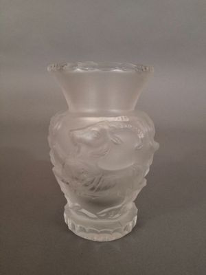 un vase en verre posé sur une table