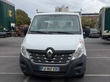 une camionnette blanche garée dans un parking