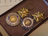 une boîte contenant quelques objets en or et en argent