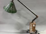 l'image d'une lampe posée sur une table