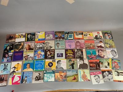 une grande collection de livres de musique accrochés au mur